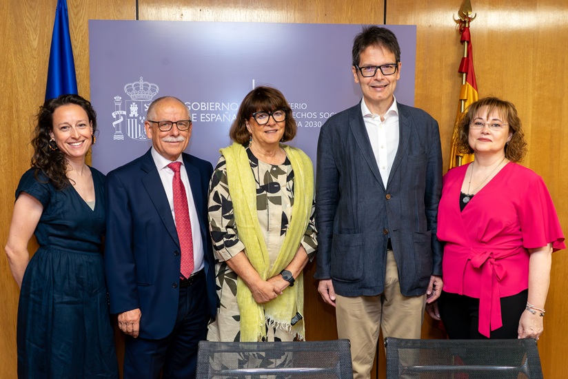 En el medio Mª Teresa Sancho, directora general del Imserso con representantes de Lares.