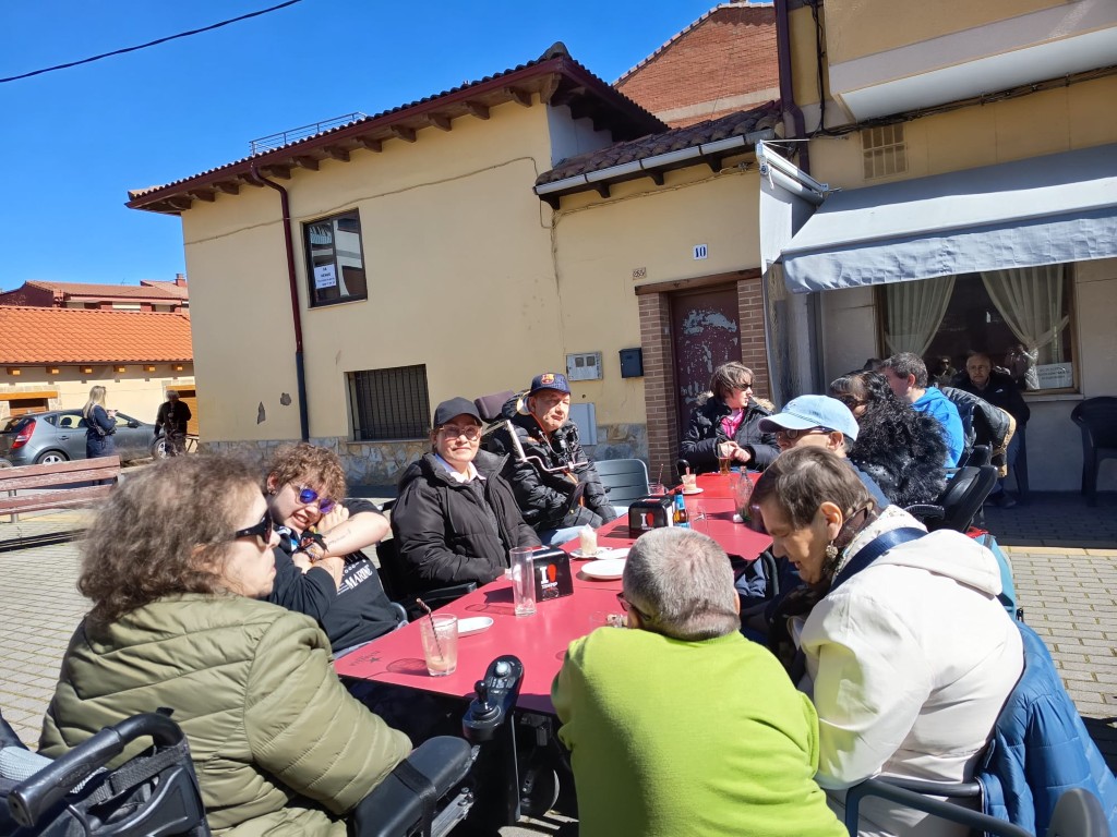 Disfrutando de un ágape durante la jornada de convivencia.