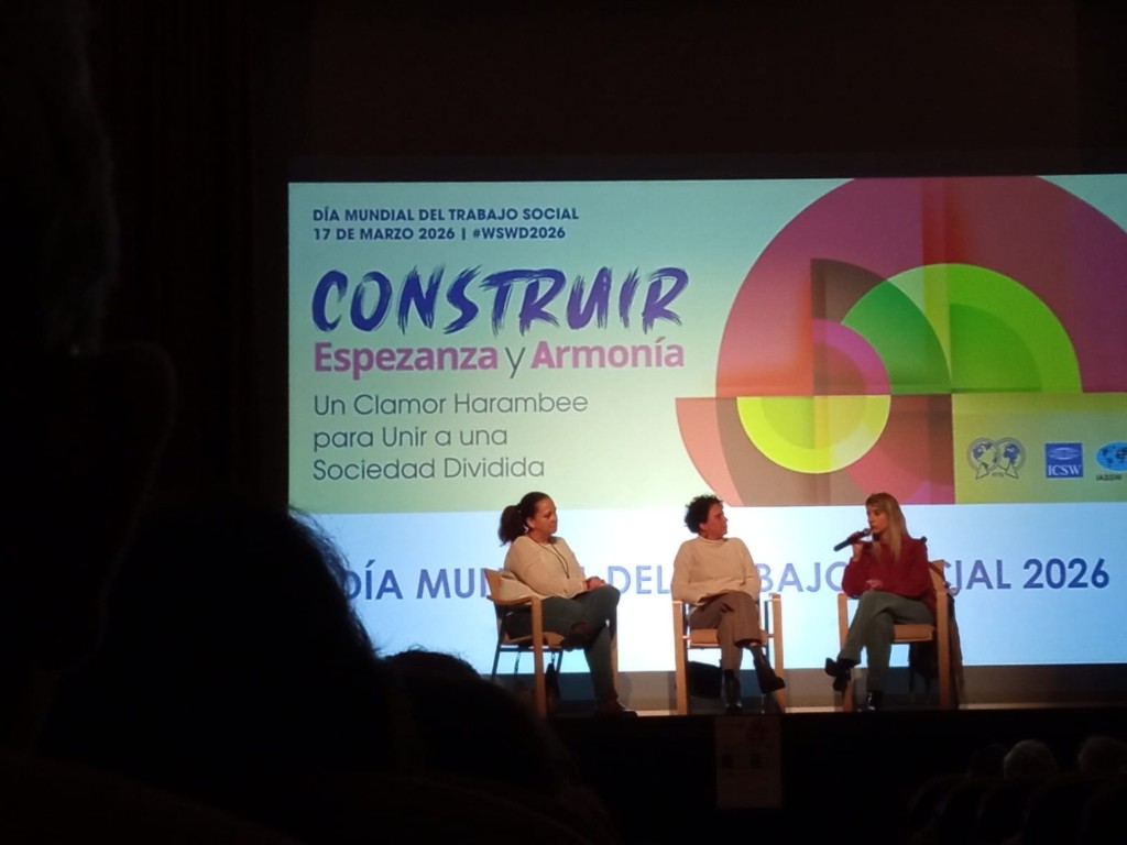 Momentos del debate previo a la proyección.