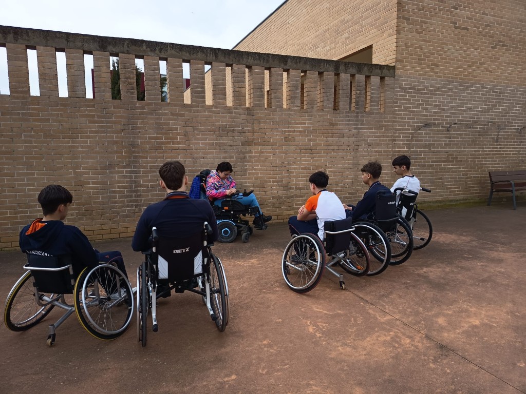 Estudiantes participan en actividades de sensibilización sobre accesibilidad.