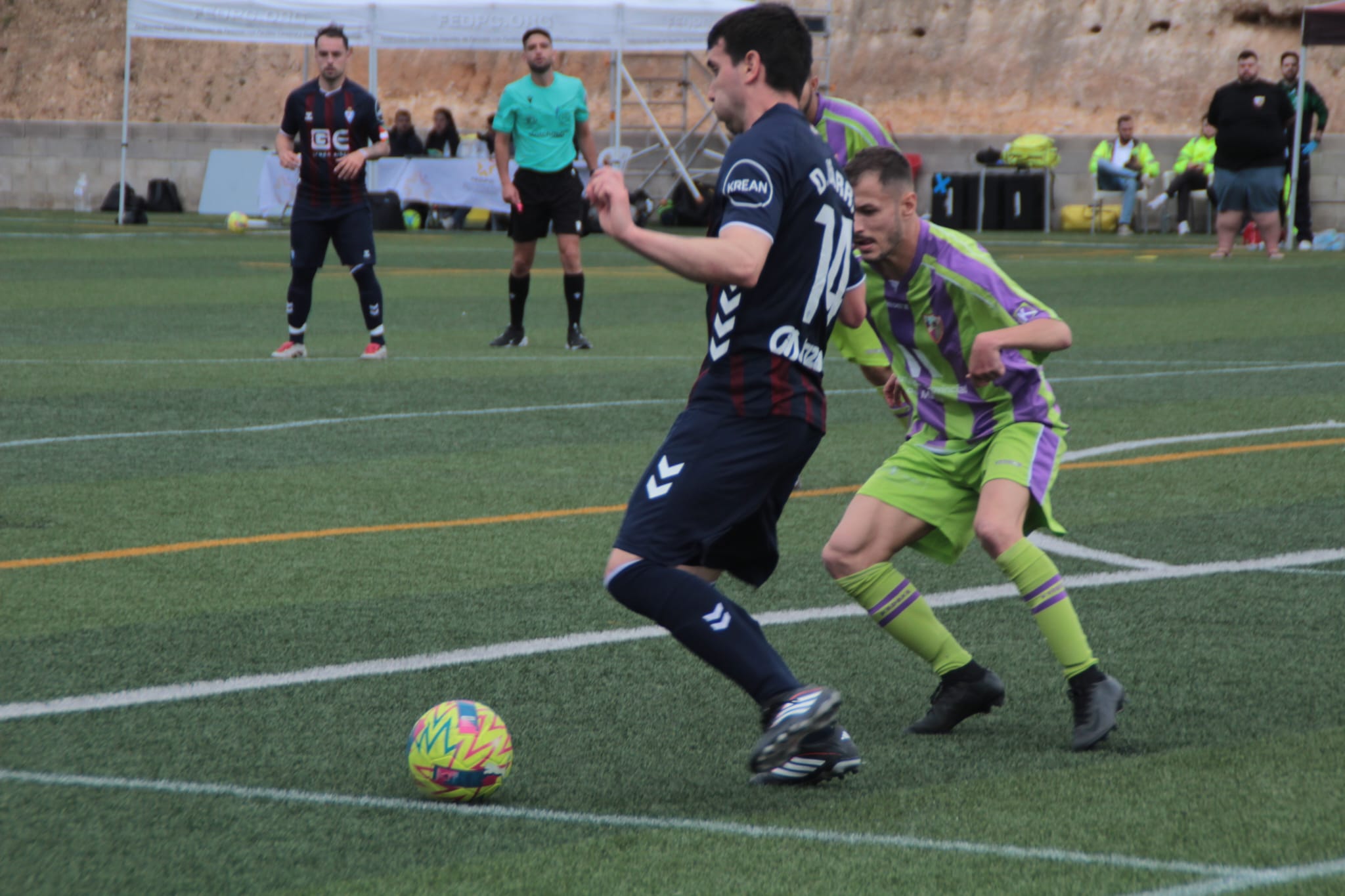 Futbolistas con parálisis cerebral en la disputa de un balón.