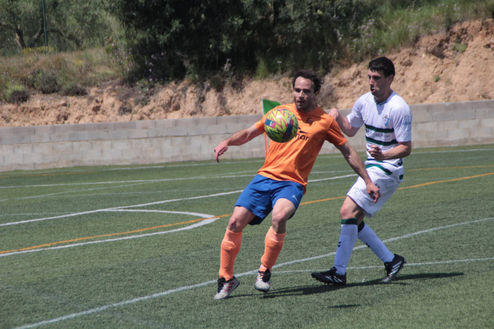 Futbolistas con parálisis cerebral en la disputa de un balón.