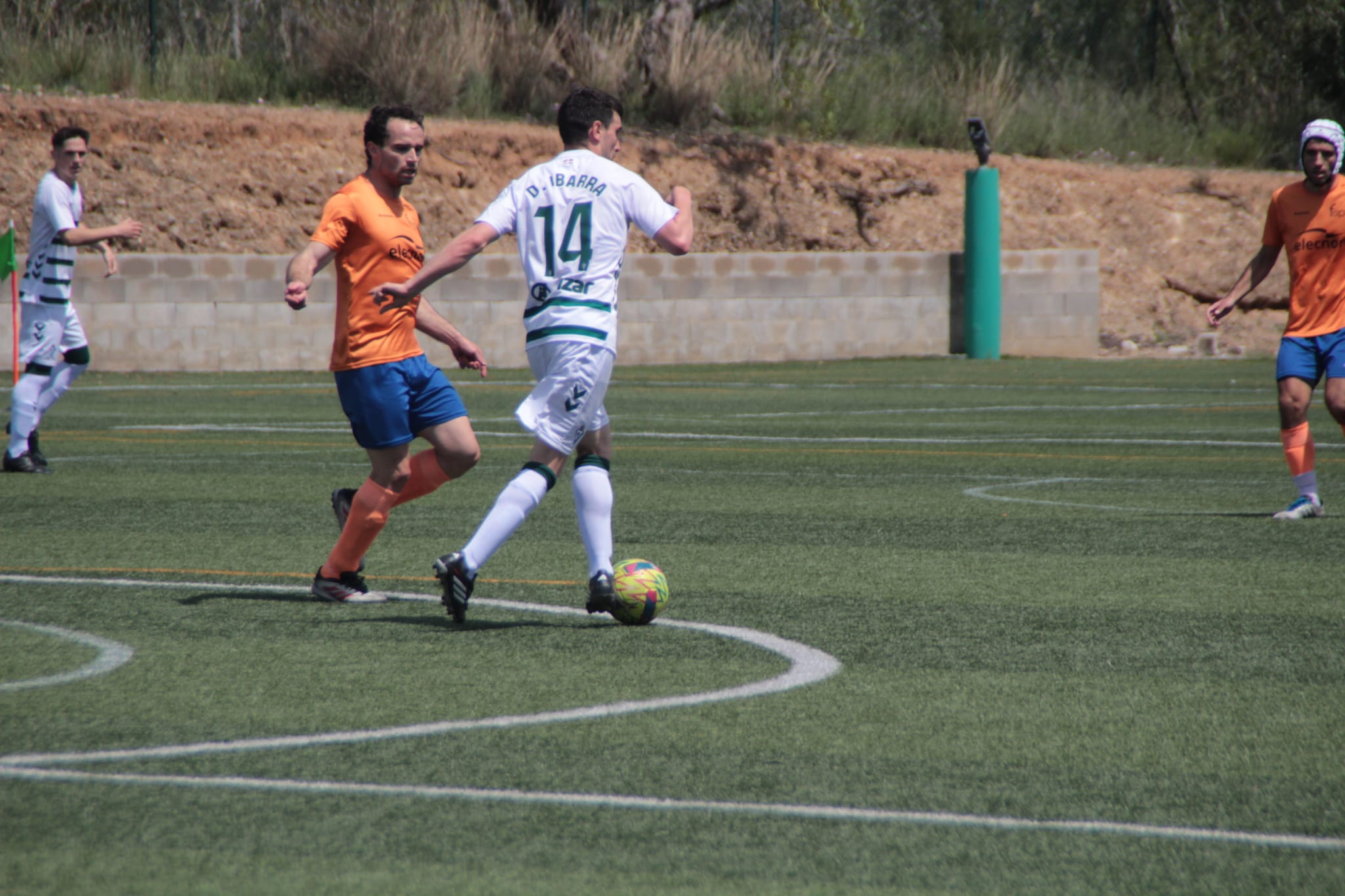 Futbolistas con parálisis cerebral en la disputa de un balón.