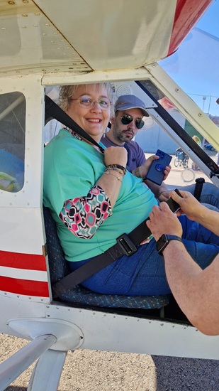 Persona usuaria dentro del avión.