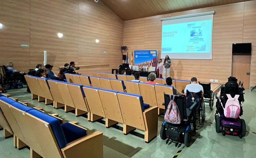 Asistentes a la presentación de la nueva acción formativa para la inclusión sociolaboral.