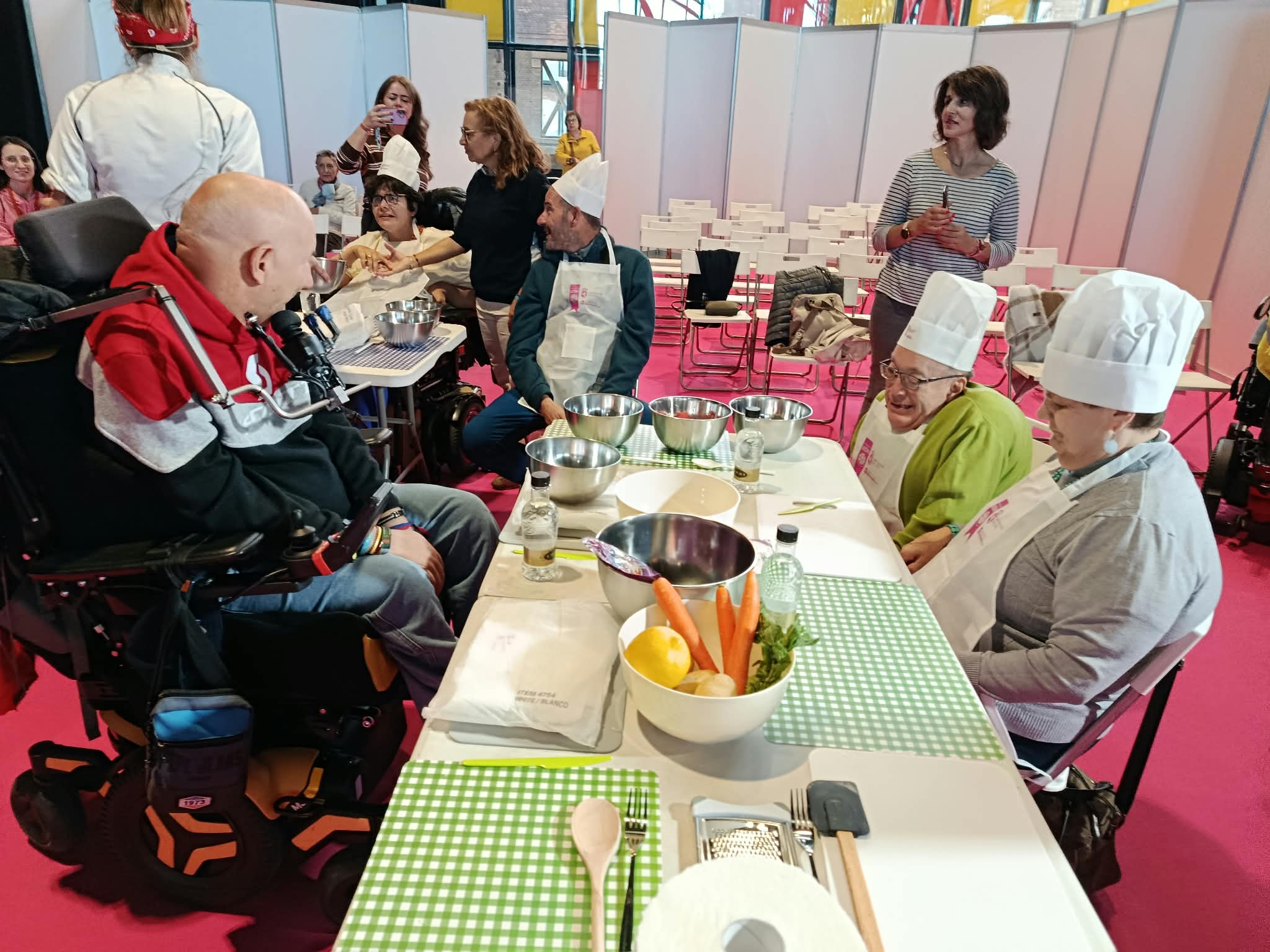Personas usuarias del CRE Discapacidad y Dependencia durante su participación el los talleres de cocina «Yo también cocino».