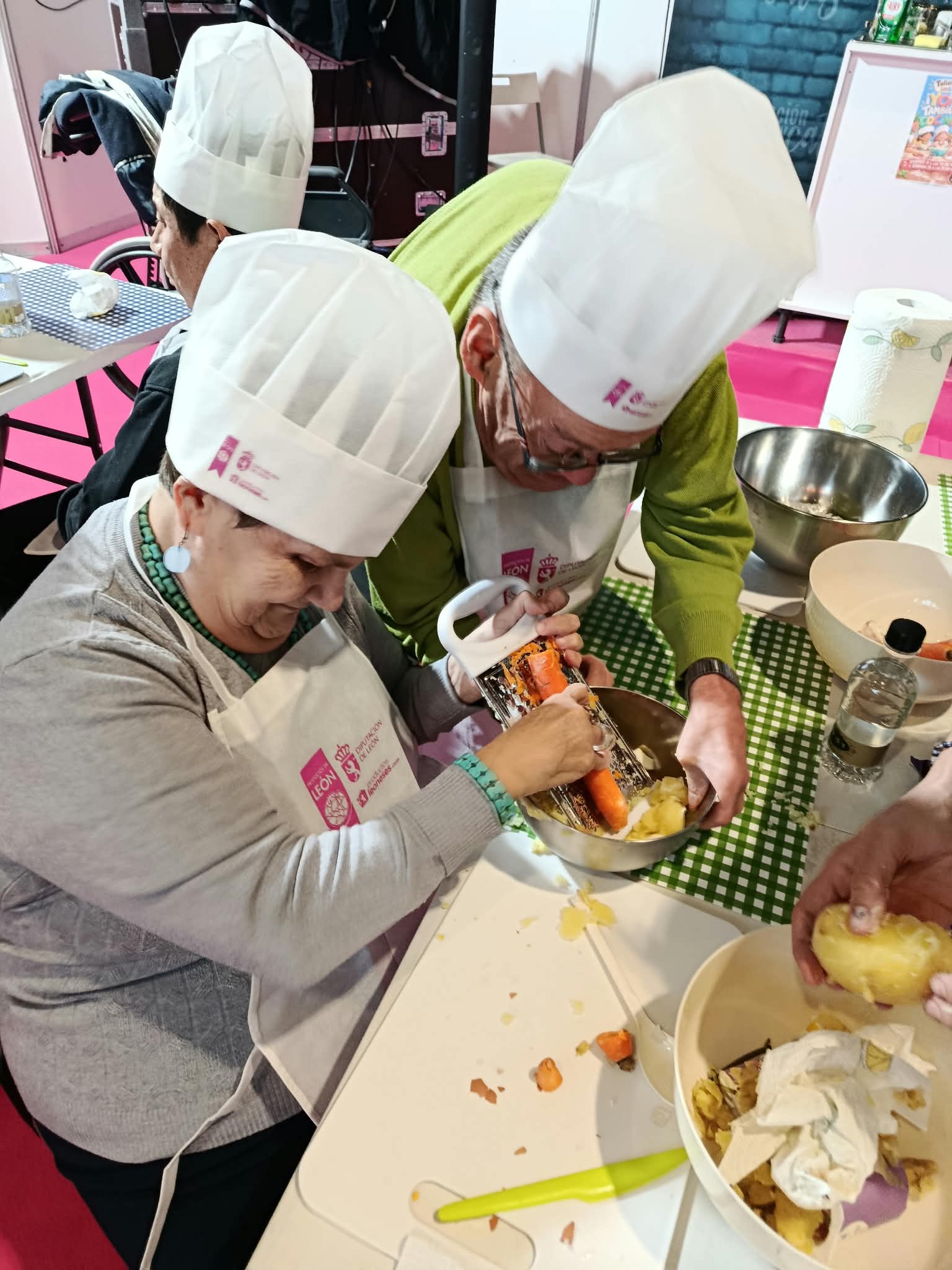 Personas usuarias del CRE Discapacidad y Dependencia durante su participación el los talleres de cocina «Yo también cocino».